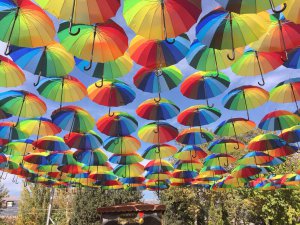 Şemsiyeli gökkuşağı sokak