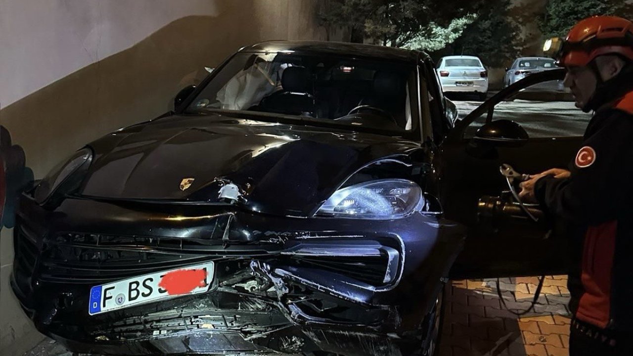 Kahramanmaraş'ta lüks otomobil 3 metrelik istinat duvarından düştü