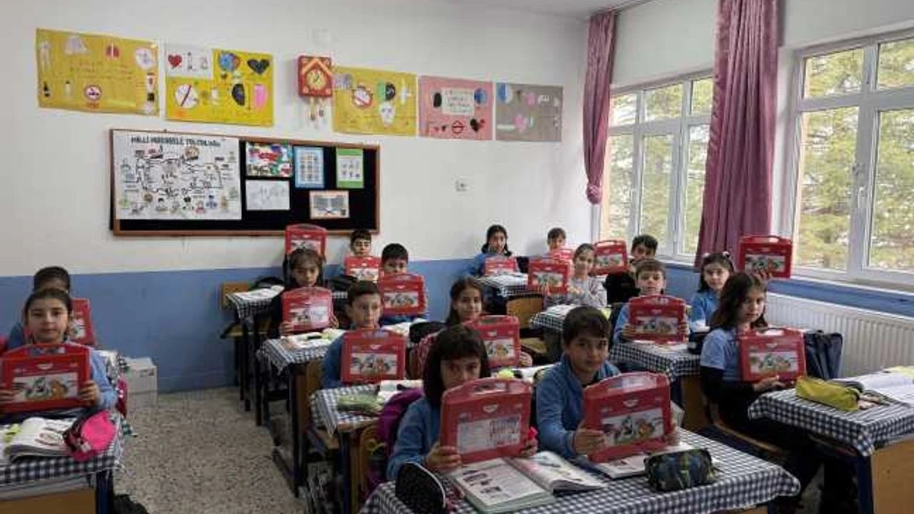 Kahramanmaraş'ta ortaokul öğrencileri birikimleriyle akranlarına destek oldu