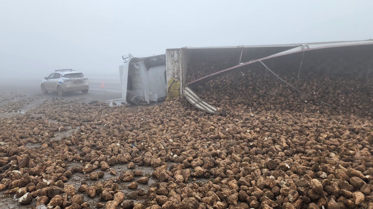 Kahramanmaraş'ta devrilen tırın sürücüsü yaralandı