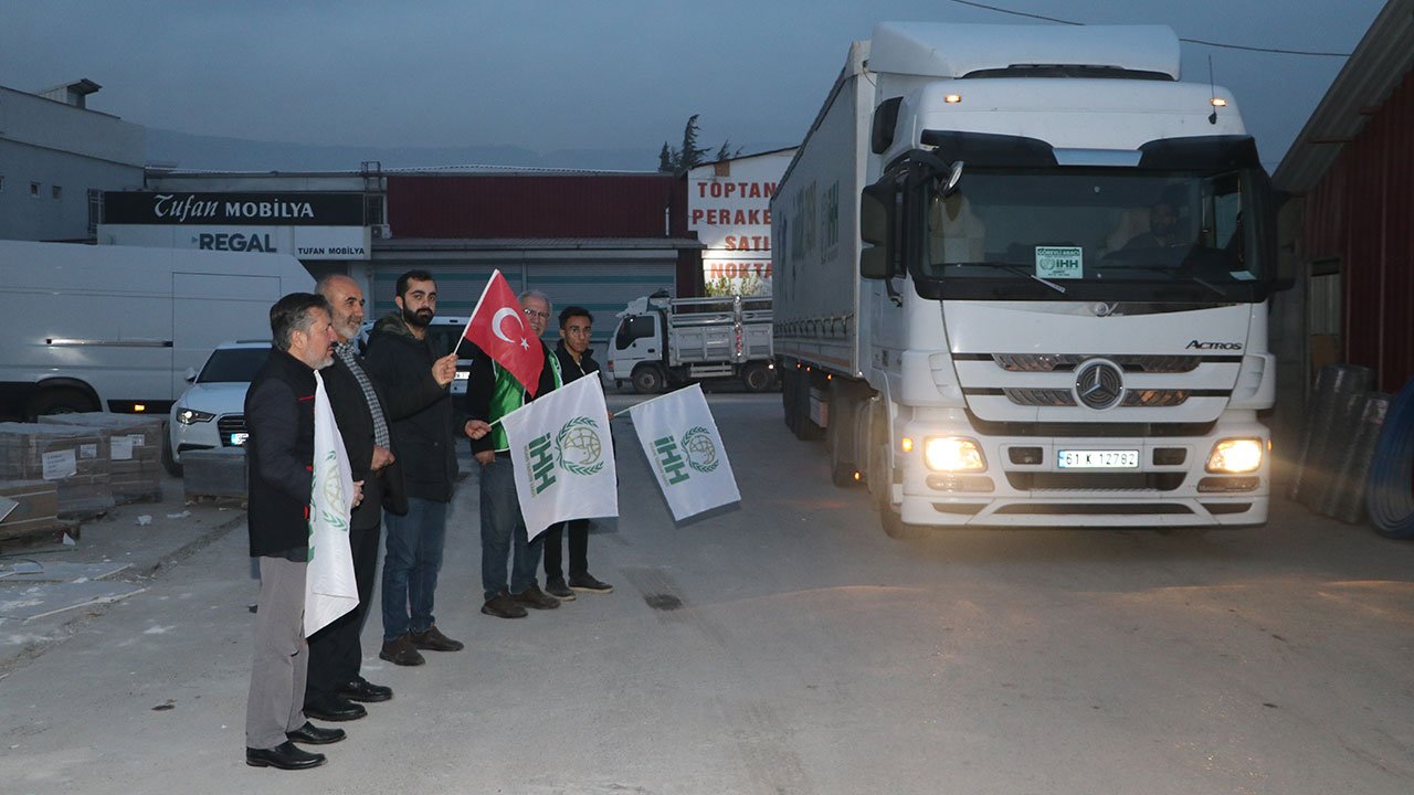 Kahramanmaraş'tan Suriye'ye 1 tır su gönderildi