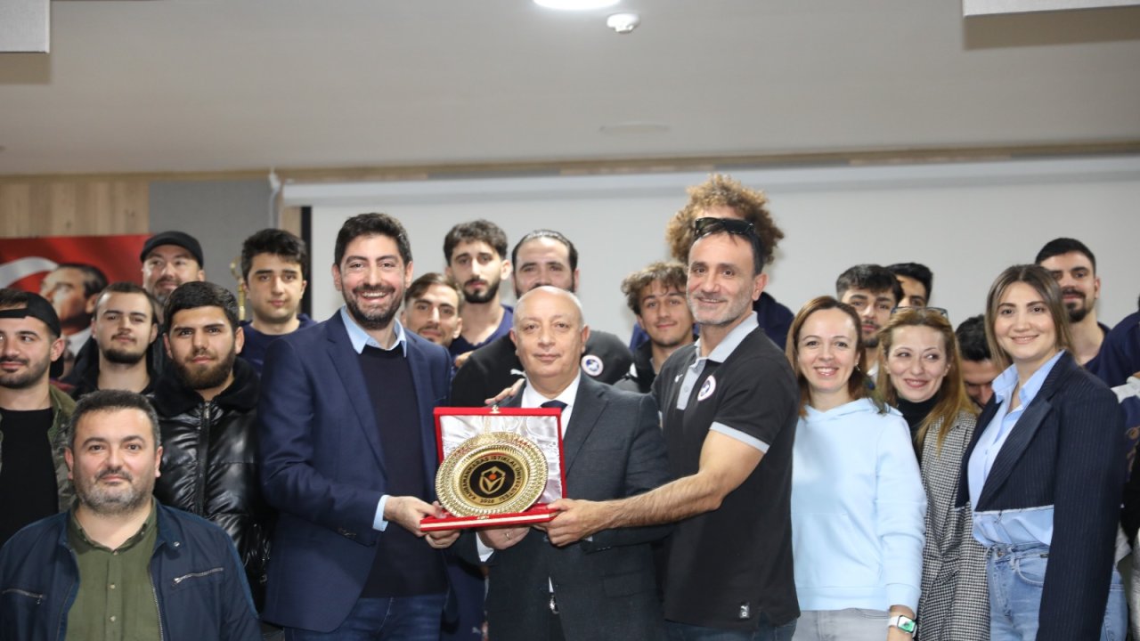 İstiklalspor Basketbolcuları İstiklal Üniversitesi öğrencileriyle buluştu