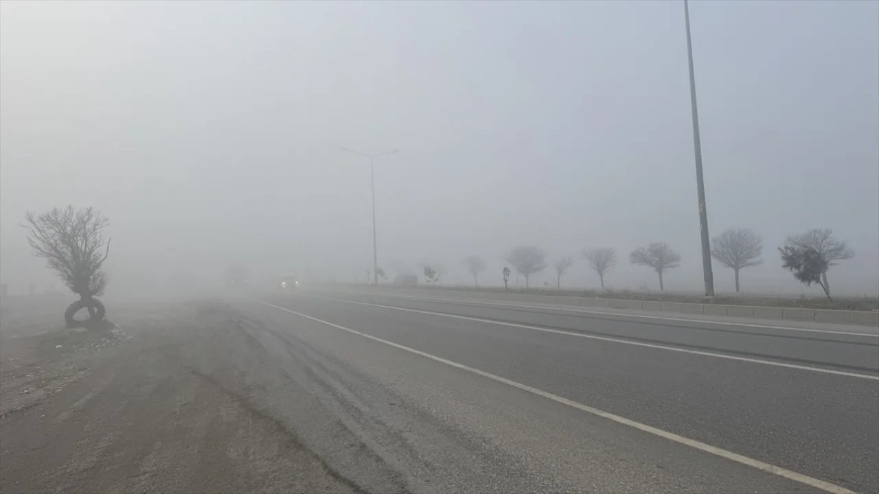 Kahramanmaraş'ta sis, görüş mesafesini düşürdü