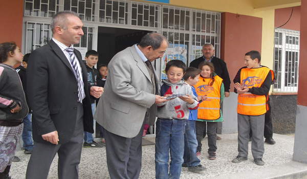 MİNİK KAHRAMANLARDAN SURİYELİ KARDEŞLERİMİZ ÜŞÜMESİN KAMPANYASI