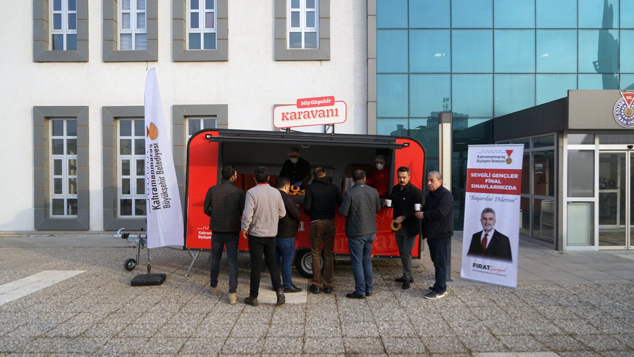 Sınav haftasında Kahramanmaraş’ta gençlere ‘Sıcak’ ikram