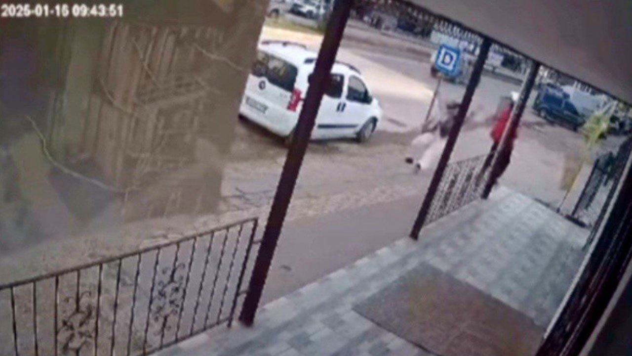 Kahramanmaraş Pazarcık’ta yolda yürüyen kadına yumruk attı
