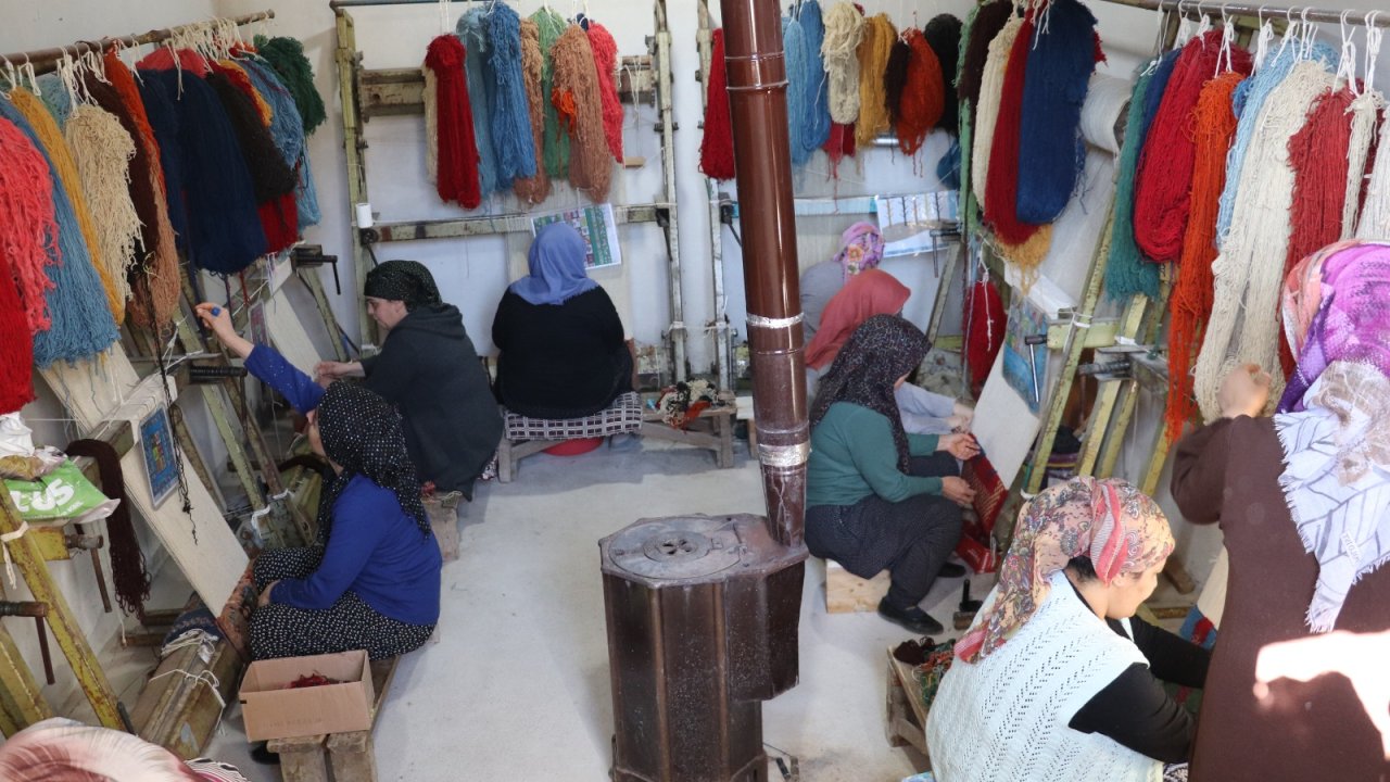 Çağlayancerit’te halı dokuma geleneği yeniden hayat buluyor