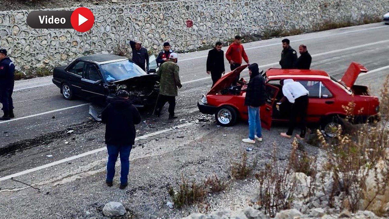 Kahramanmaraş'ta 2 otomobil kafa kafaya çarpıştı