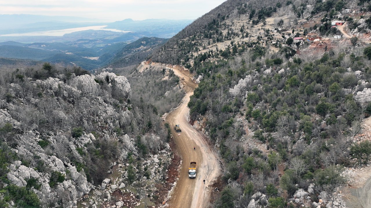 Kahramanmaraş’ta Andırın kırsalında 10 mahallenin daha ulaşımı güçlendiriliyor