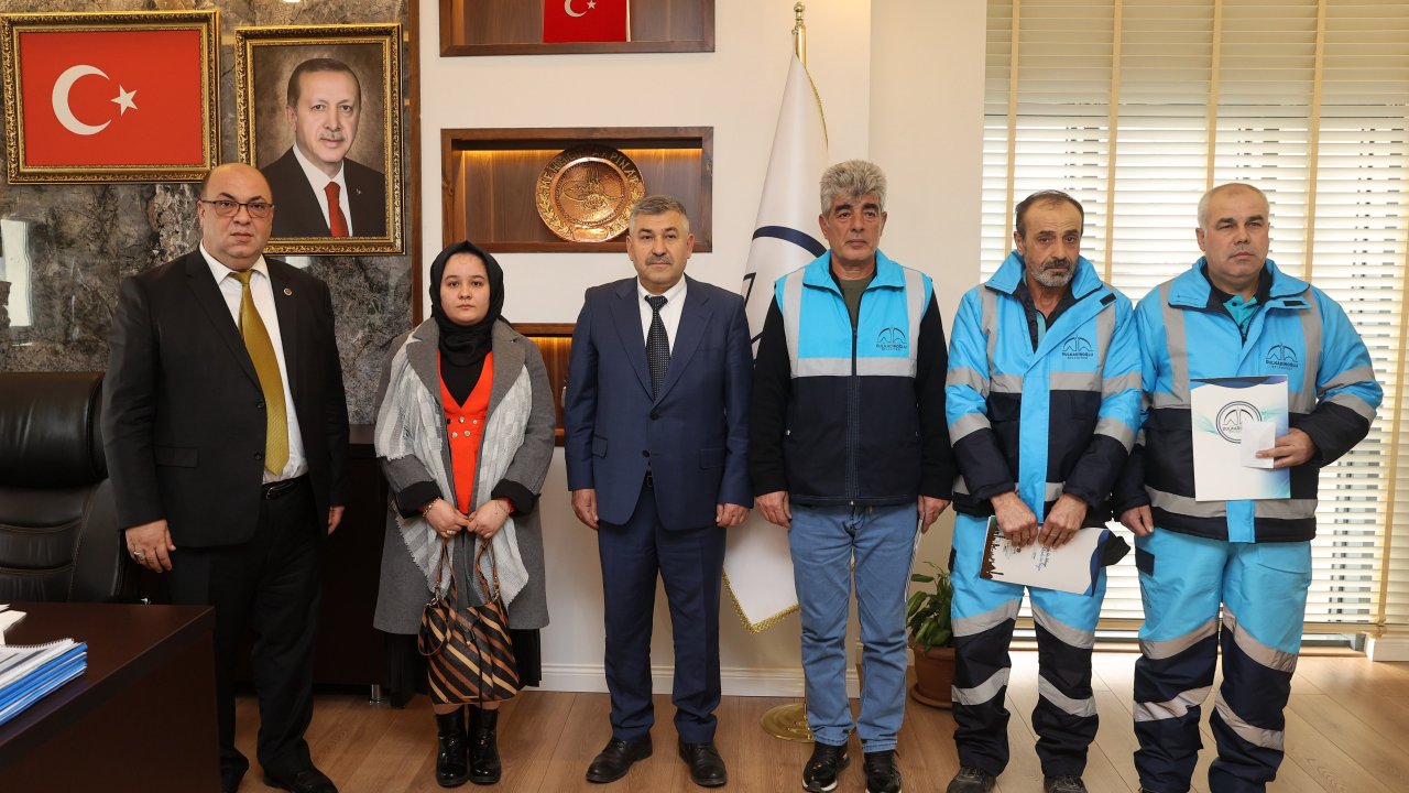 Belediye ekipleri, kaybolan ziynet eşyalarını bulup sahibine teslim etti