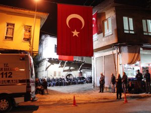 Şehidin baba ocağı Türk Bayraklarıyla süslendi