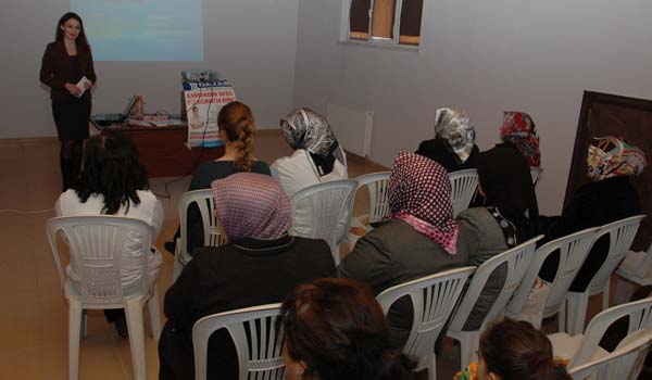 ELBİSTAN'DA KADINLARA KANSER BİLGİLENDİRMESİ