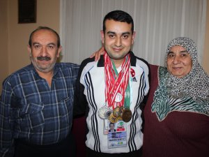 Zihnindeki engelleri aştı, madalyaları topladı