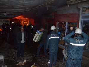 Yangın, çarşıdaki 8 işyerini harabeye çevirdi