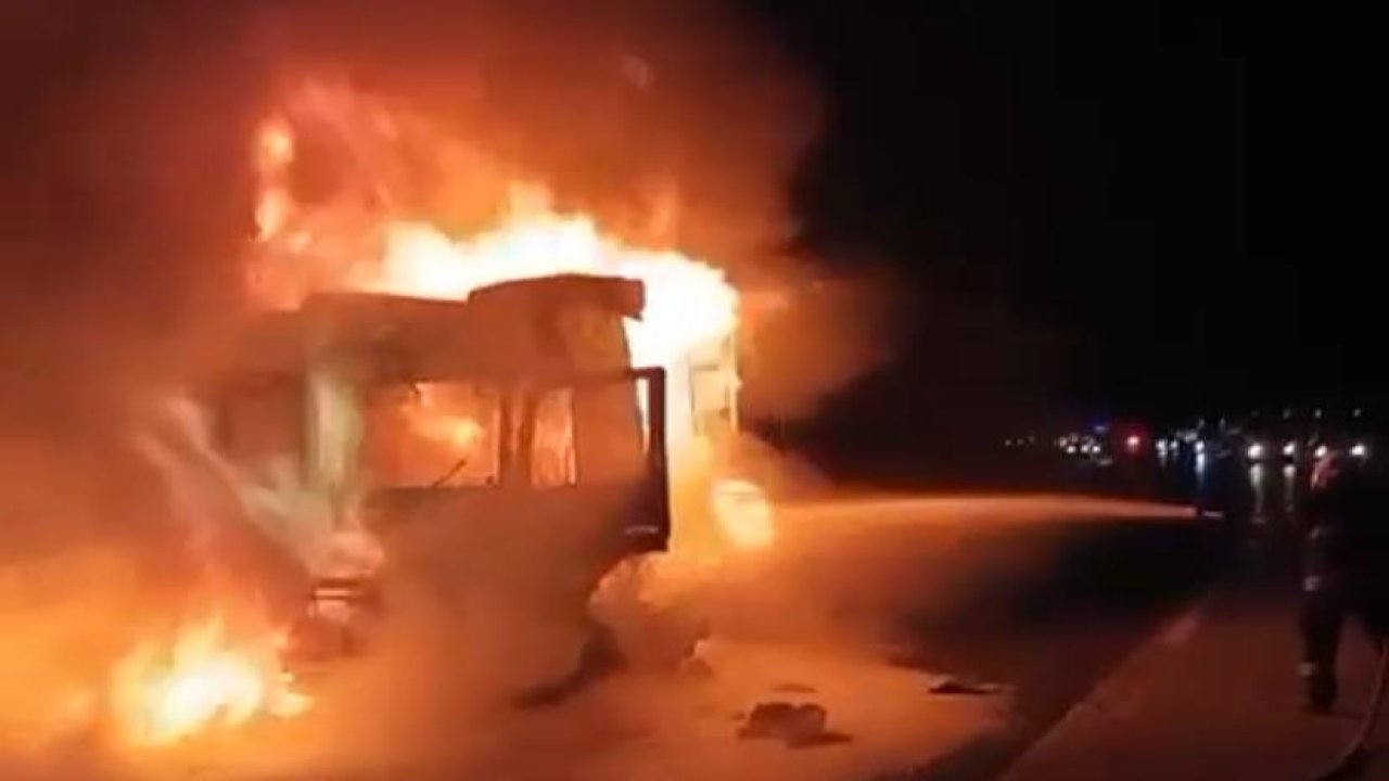 Seyir halindeki tır alev topuna döndü