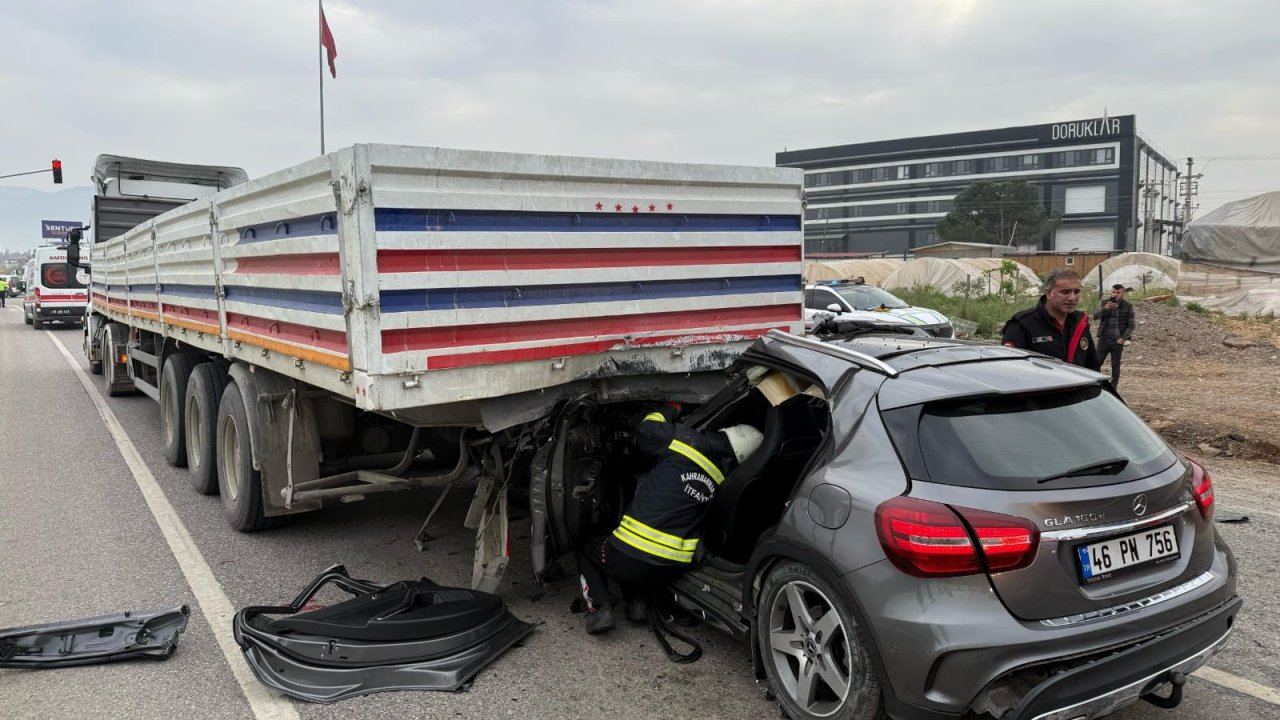 Kahramanmaraş’ta otomobil tır ok gibi saplandı