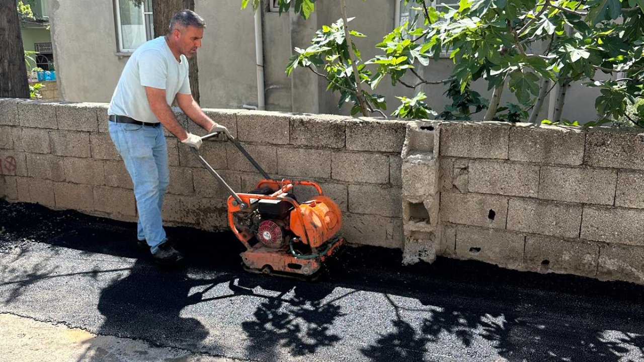 Onikişubat Belediyesi, Mağralı Mahallesi’ndeki yol tahribatlarını gideriyor