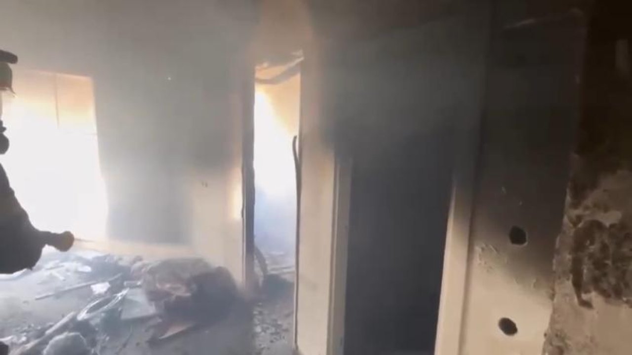 Kahramanmaraş’ta ağır hasarlı binada yangın paniği