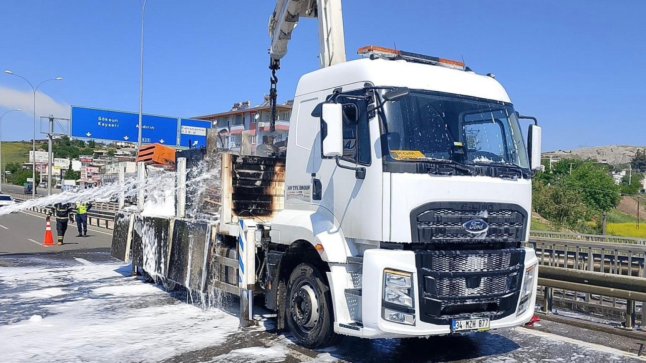Kahramanmaraş’ta yol bakım aracında yangın