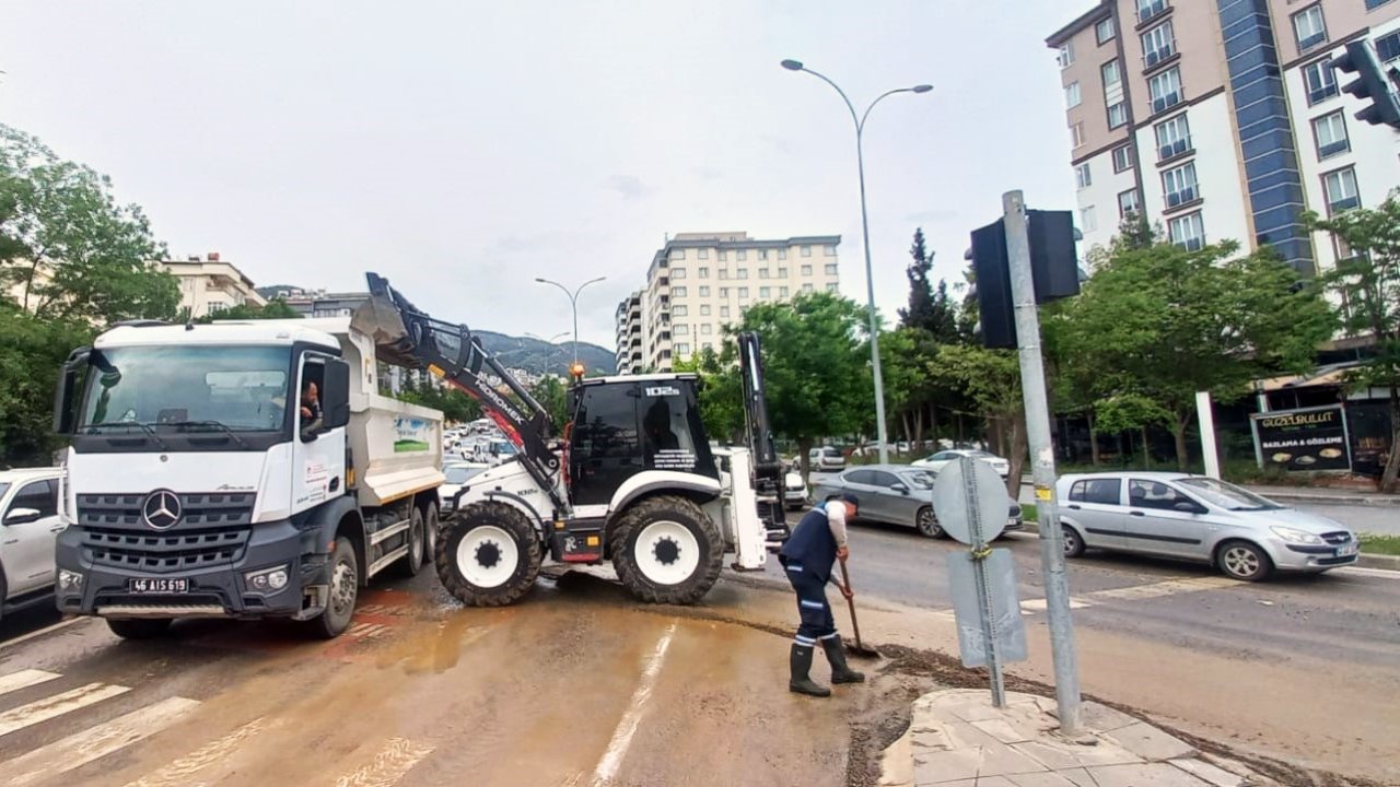 Sağanakla Caddelere Taşınan Çamurlar Temizlendi