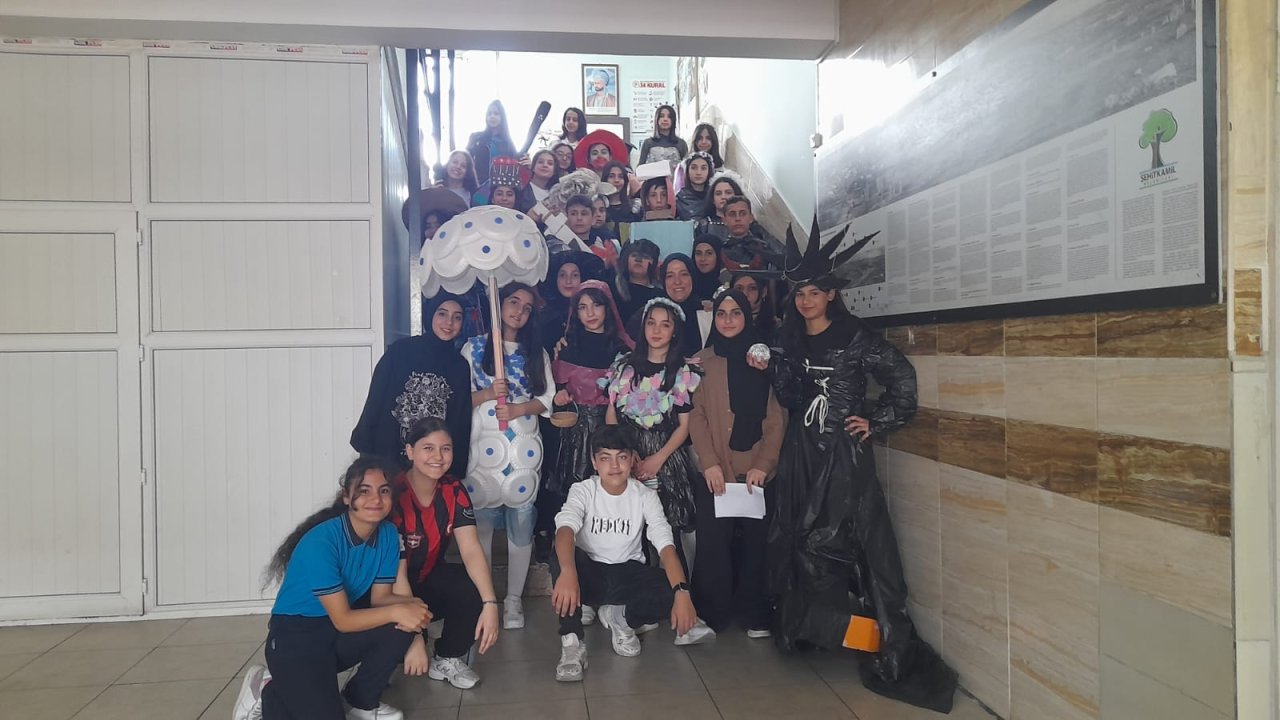 Atık Malzemelerle Hazırlanan Kıyafetler