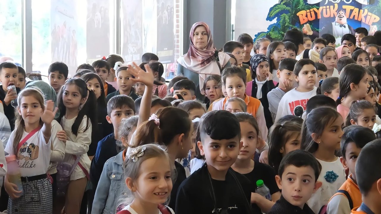 Onikişubat Belediyesi’nden kırsaldaki 1500 öğrenciye sinema hediyesi