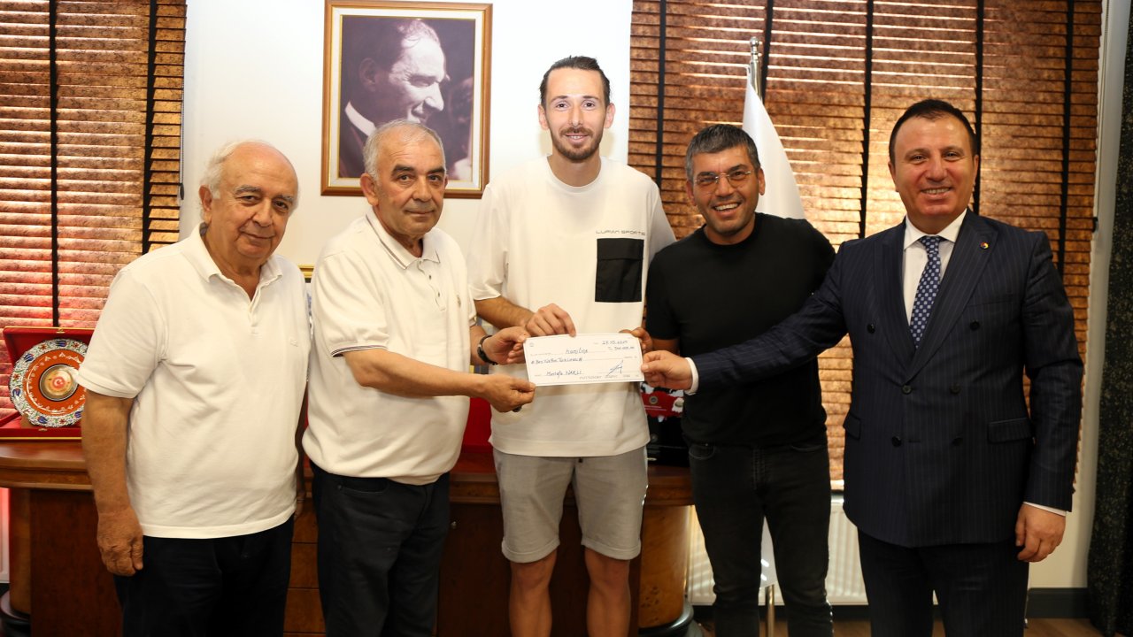 Başkan narlı’dan gol kralı aykut çift’e özel ödül!