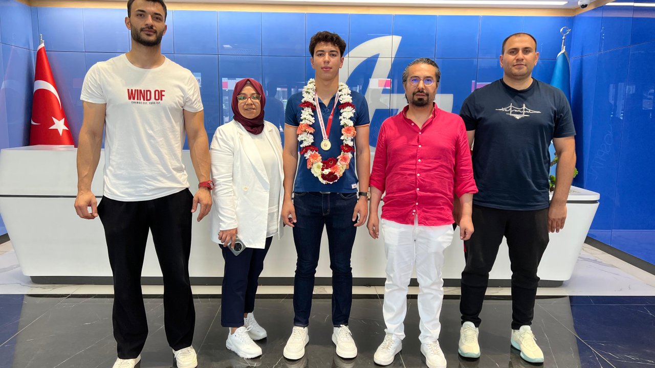 Halil Gürsoy’dan Türkiye Şampiyonuna ödül ve tebrik