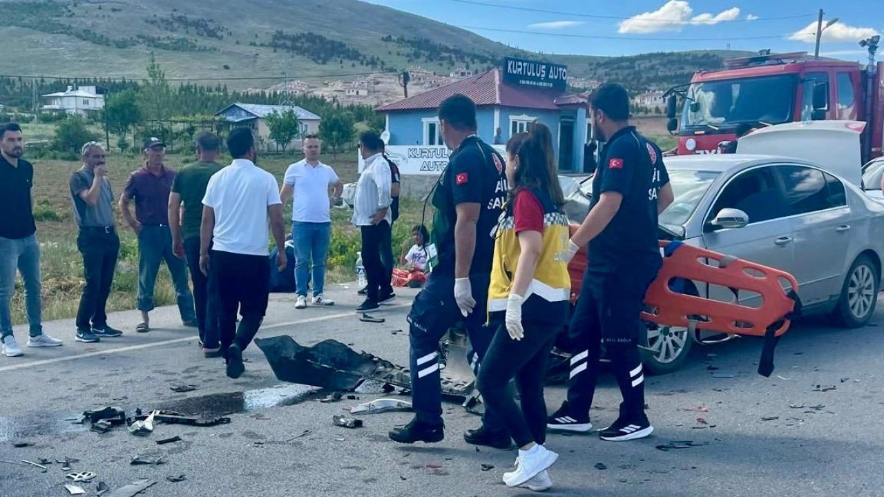 Afşin’de iki otomobil çarpıştı: 6 yaralı
