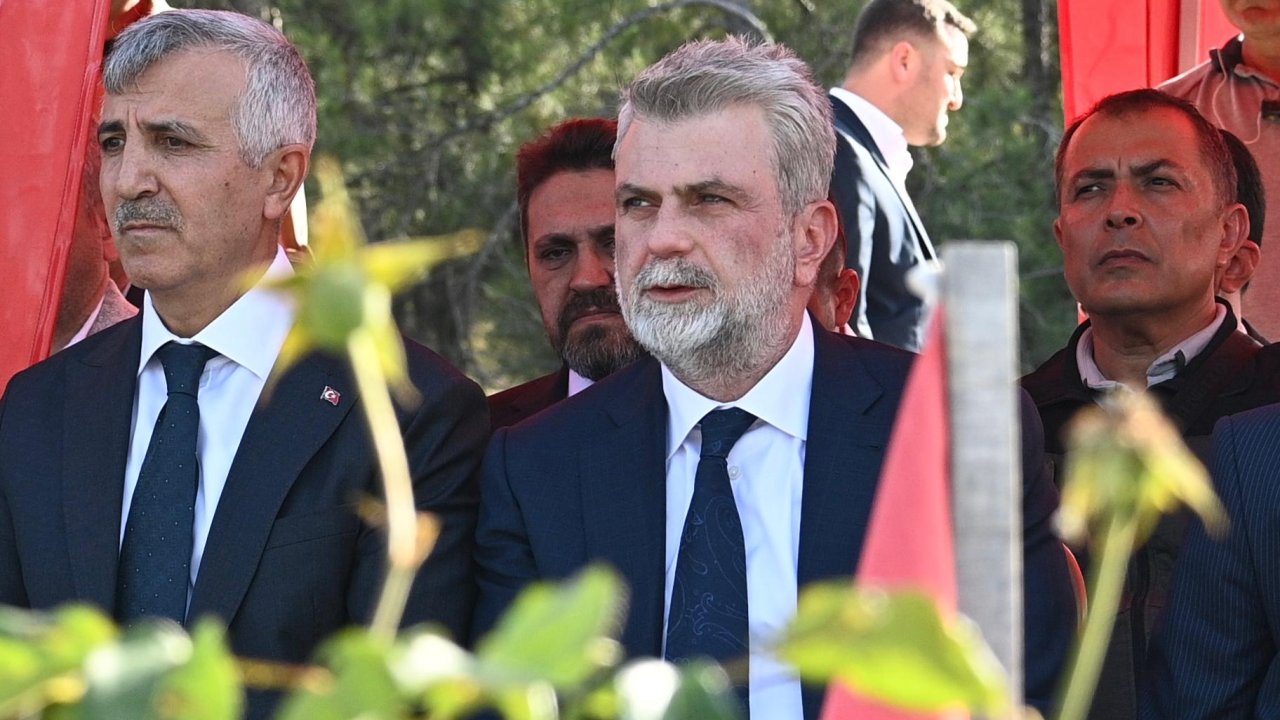 Şehitler ve Depremzedeler Kabirleri Başında Dualarla Anıldı