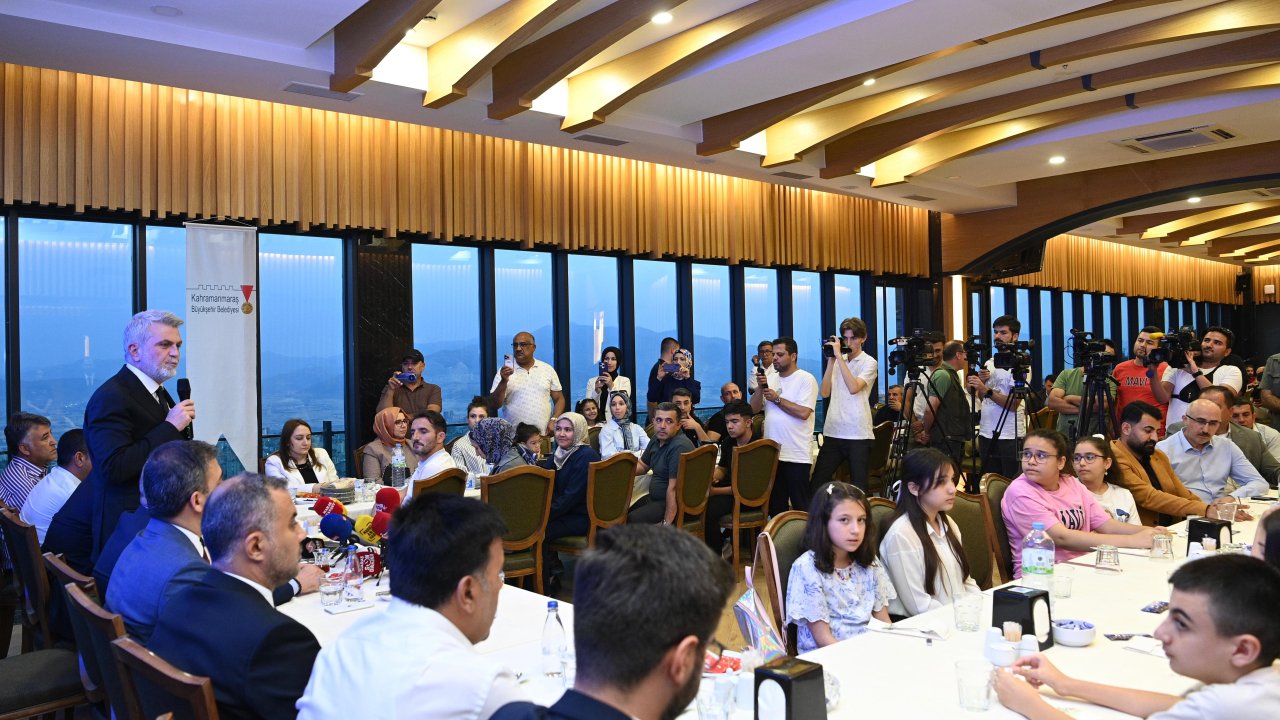 Kahramanmaraş'ta Bursluluk Sınavında 500 Puan Alan Öğrencilere Ödül