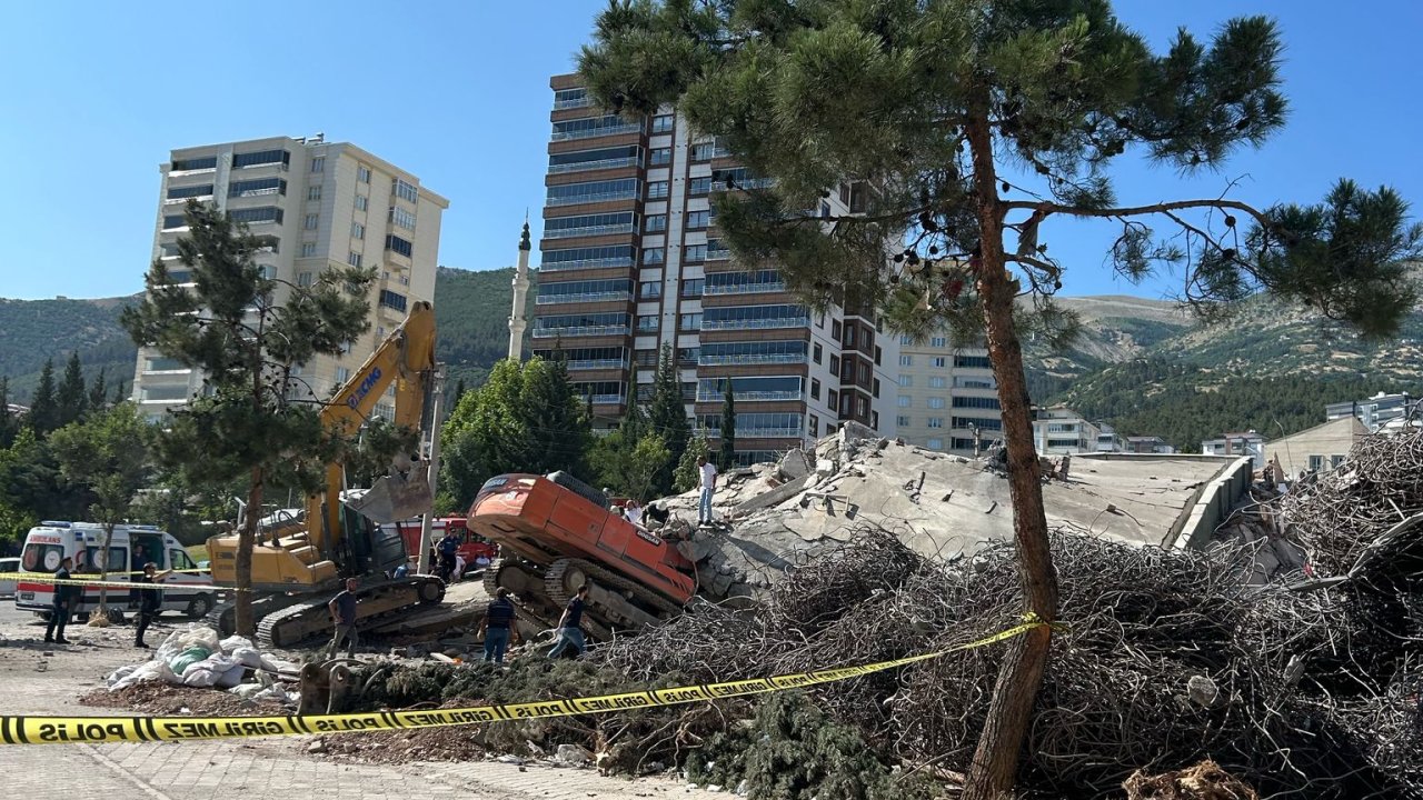 Kahramanmaraş’taİş Makinesi Enkaz Altında Kaldı