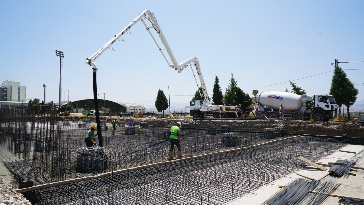 Yeni Futbol Sahasının Yapımı Büyük Bir Hızla Sürüyor