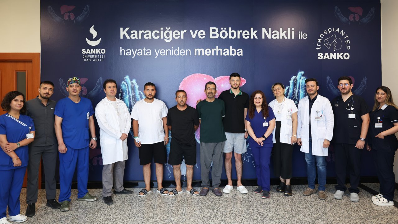 Babalar Gününde babalarına böbreklerini bağışladılar