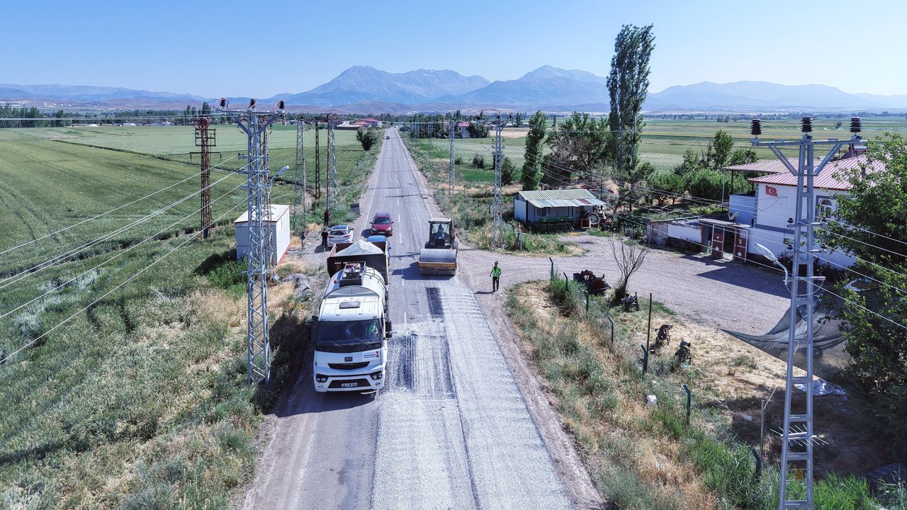 Büyükşehir Afşin’de Bir Grup Yolunu Daha Yeniliyor