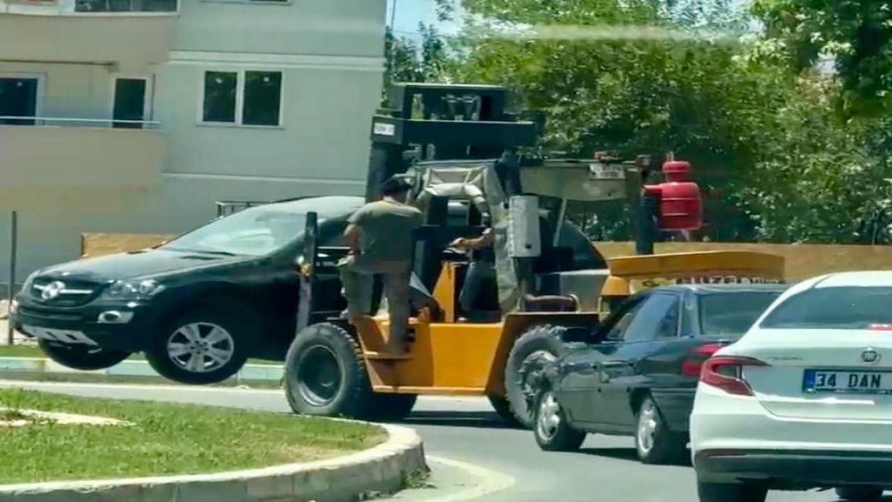 Kahramanmaraş trafiğinde otomobili forkliftle taşıdı