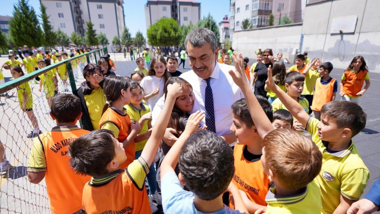Bakan Tekin, Kahramanmaraş'ta Okulları Ziyaret Etti