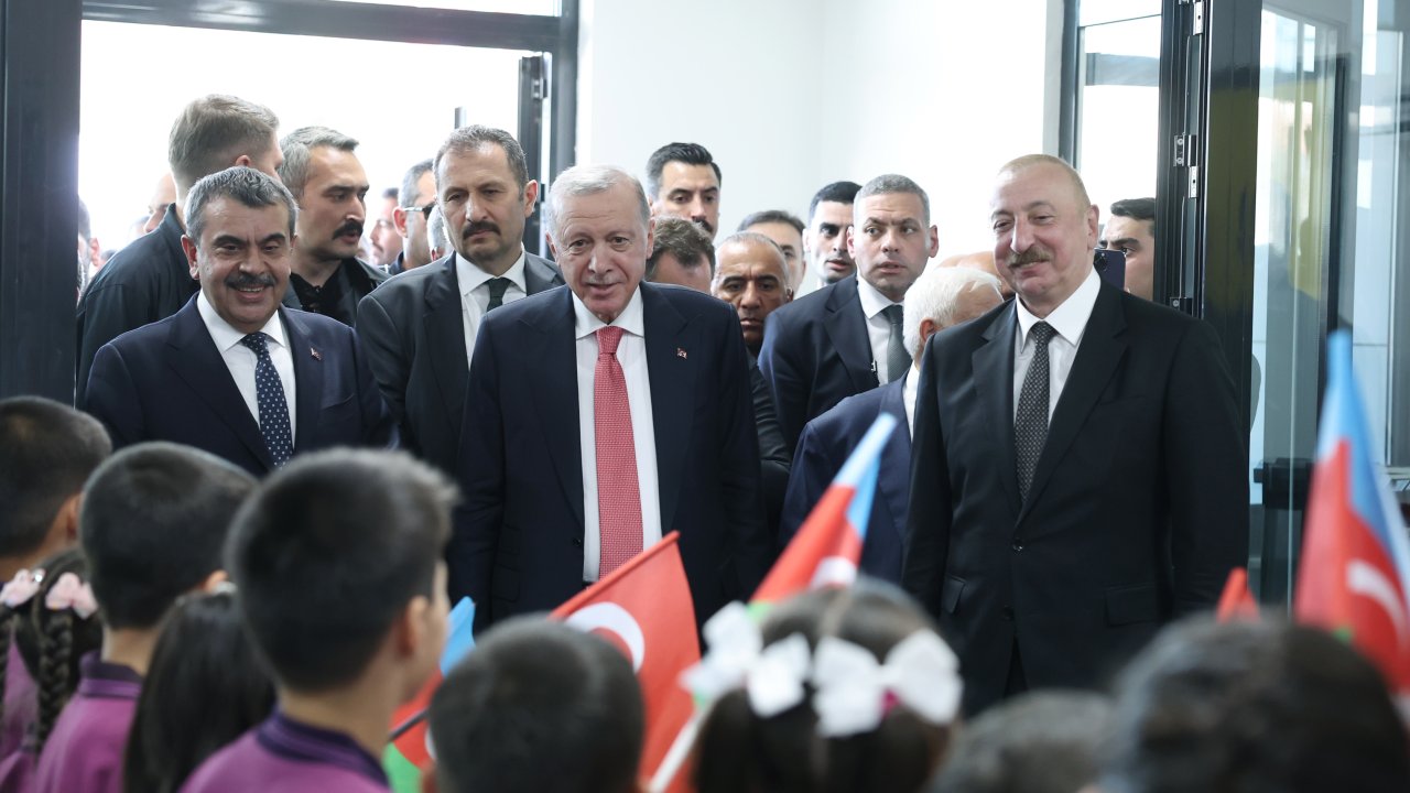 Cumhurbaşkanı Erdoğan ve Aliyev Kahramanmaraş’ta Depremzede Aile ve Okul Öğrencileriyle Buluştular