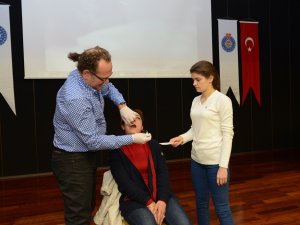 Türksel Dülgergil, KSÜ’de Ağız ve Diş Sağlığı konferansı verdi