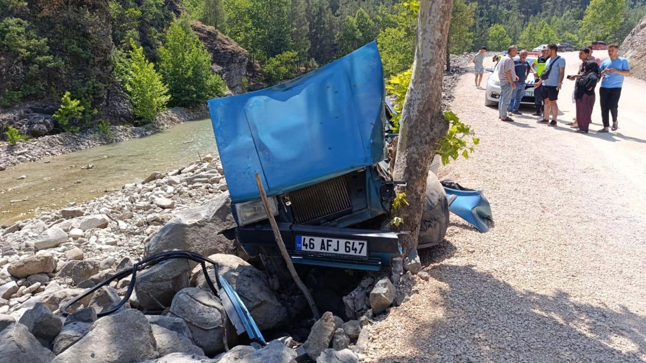 Andırın’da otomobil ağaca çarptı:
