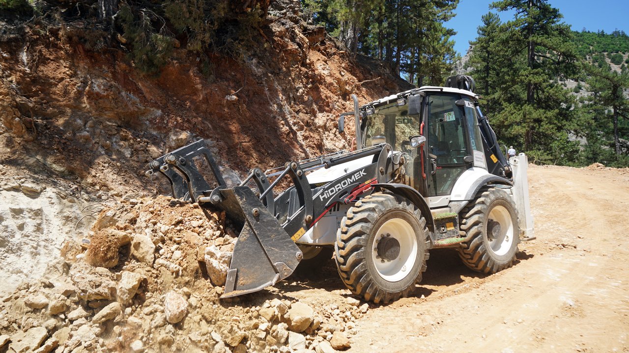 Büyükşehir, Göksun Kırsalında Ulaşım Altyapısını Güçlendiriyor