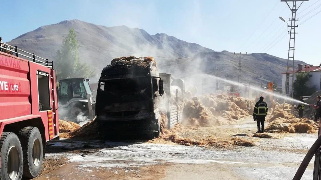 Kahramanmaraş'ta Saman Yüklü Tır Alev Alev Yandı
