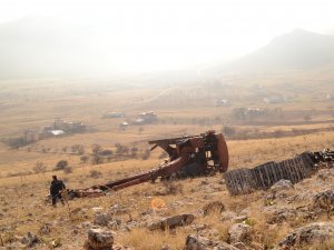 İş makinesi dağdan yuvarlandı