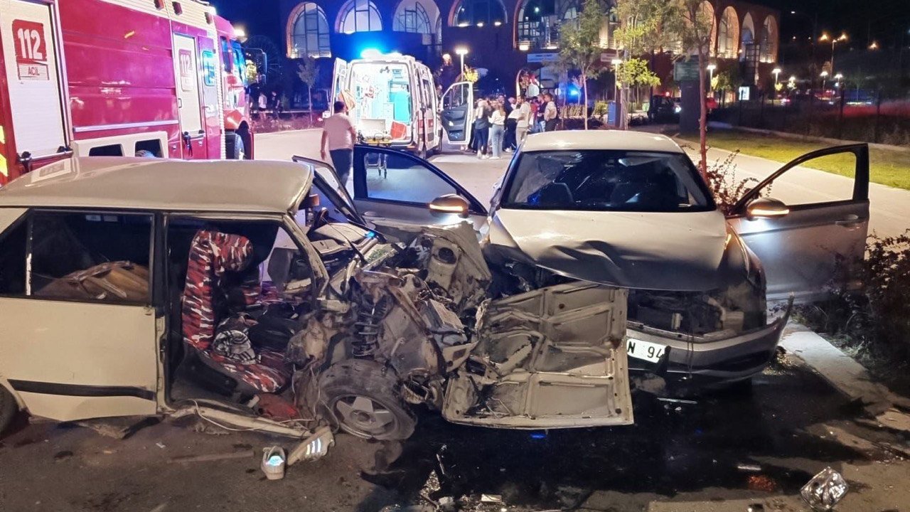 Kahramanmaraş’ta iki otomobil çarpıştı: 3 yaralı
