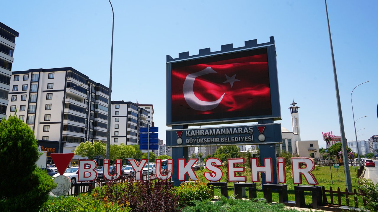 Kahramanmaraş Ay Yıldızla Kırmızıya Büründü