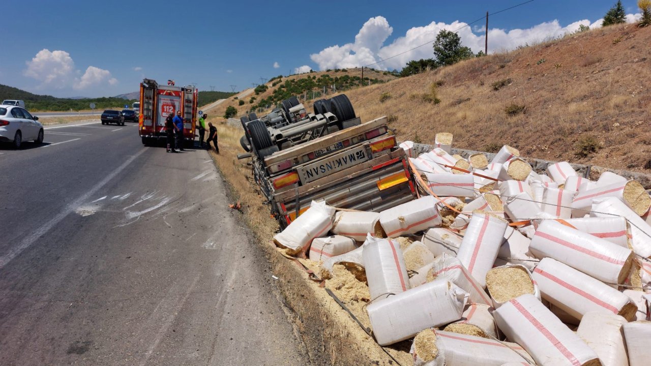 Kahramanmaraş’ta saman yüklü tır devrildi: 1 yaralı