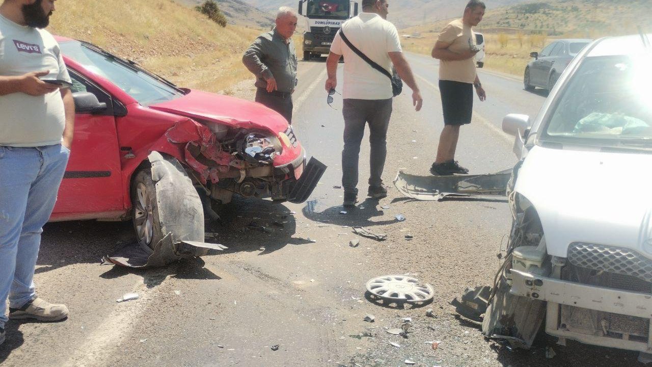 Elbistan’da iki otomobil kafa kafaya çarpıştı: 2 yaralı