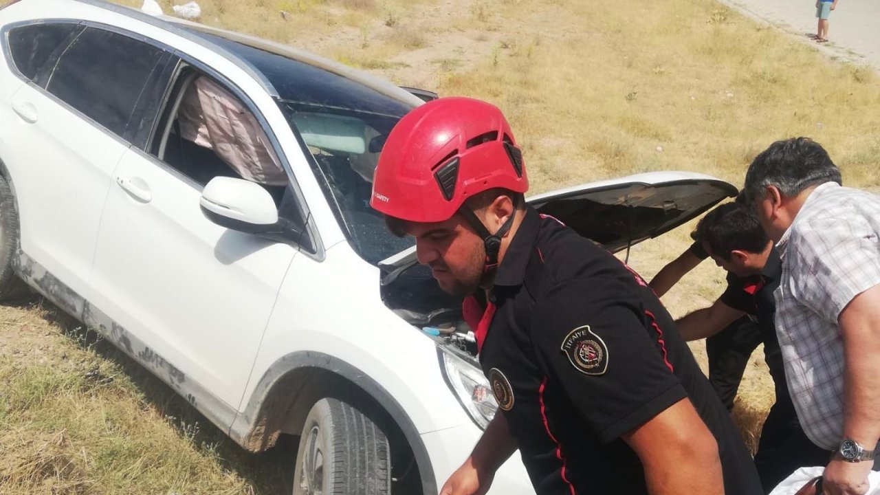 Elbistan’da saman yüklü kamyona çarpman cip takla attı: 2 yaralı