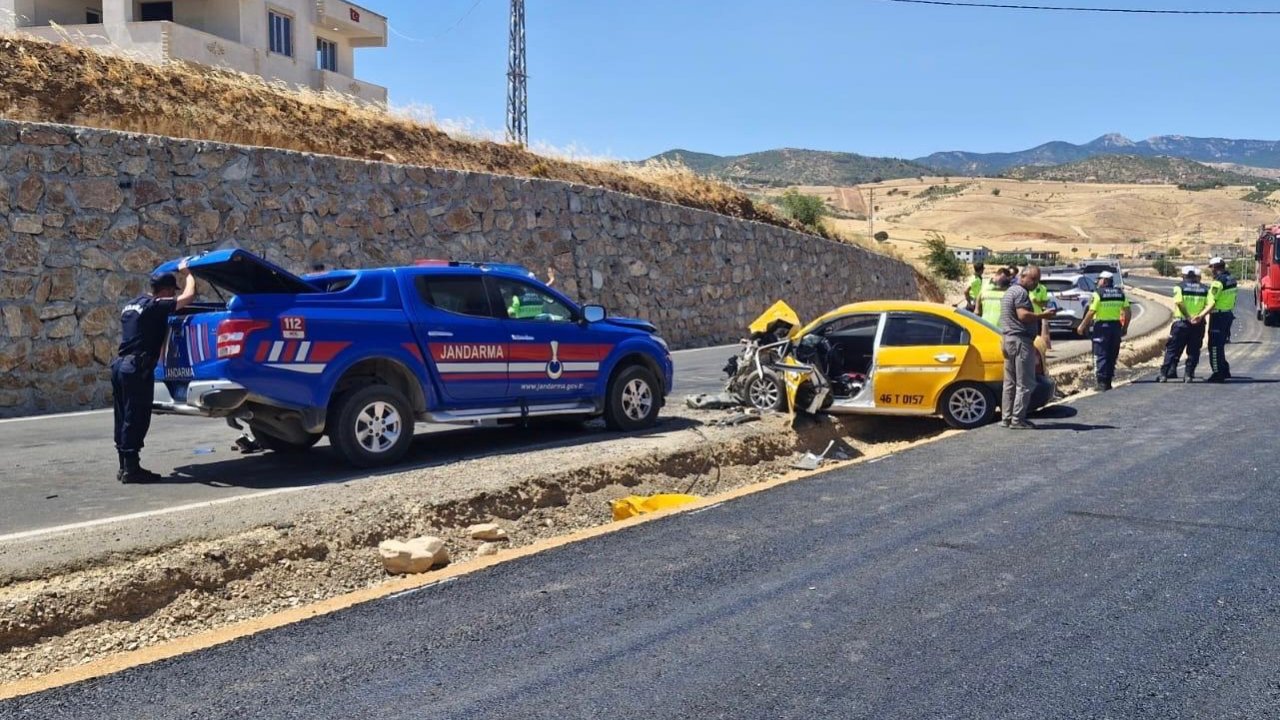 Kahramanmaraş’ta jandarma aracıyla ticari taksi çarpıştı: 3 yaralı