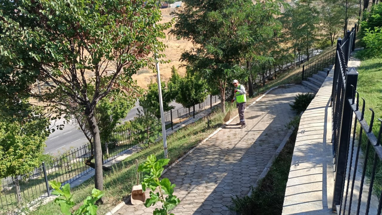 Dulkadiroğlu’nda Park Ve Bahçelerde Titiz Bakım Çalışmaları Sürüyor
